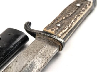 1. Weltkrieg, Grabendolch für Offiziere mit Hirschhorngriffschalen. Original geschwärztes Stück, die Klinge "gereinigt"