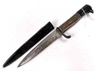 1. Weltkrieg, Grabendolch für Offiziere mit Hirschhorngriffschalen. Original geschwärztes Stück, die Klinge "gereinigt"