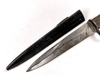 1. Weltkrieg, Grabendolch für Offiziere mit Hirschhorngriffschalen. Original geschwärztes Stück, die Klinge "gereinigt"