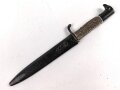 1. Weltkrieg, Grabendolch für Offiziere mit Hirschhorngriffschalen. Original geschwärztes Stück, die Klinge "gereinigt"
