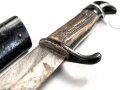 1. Weltkrieg, Grabendolch für Offiziere mit Hirschhorngriffschalen. Original geschwärztes Stück, die Klinge "gereinigt"