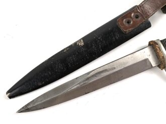 1. Weltkrieg, Grabendolch für Offiziere. Die Scheide original lackiert, saubere Klinge