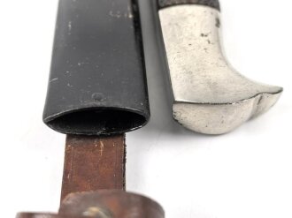 1. Weltkrieg, Grabendolch für Offiziere. Die Scheide original lackiert, saubere Klinge