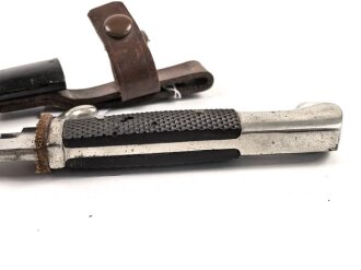 1. Weltkrieg, Grabendolch für Offiziere. Die Scheide original lackiert, saubere Klinge