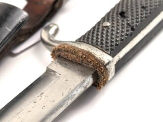 1. Weltkrieg, Grabendolch für Offiziere. Die Scheide original lackiert, saubere Klinge