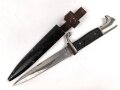 1. Weltkrieg, Grabendolch für Offiziere. Die Scheide original lackiert, saubere Klinge