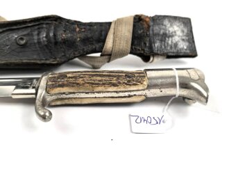 Extraseitengewehr KS98 mit Hirschhorngriffschalen. Hersteller E.Pack & Söhne Solingen. Saubere Klinge, Scheide Originallack, in Lacklederkoppelschuh mit Troddel