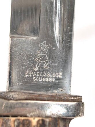 Extraseitengewehr KS98 mit Hirschhorngriffschalen. Hersteller E.Pack & Söhne Solingen. Saubere Klinge, Scheide Originallack, in Lacklederkoppelschuh mit Troddel