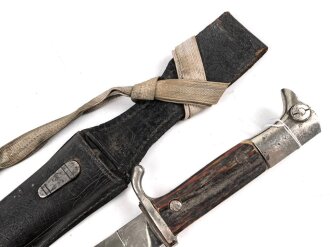 Extraseitengewehr KS98 mit Hirschhorngriffschalen. Hersteller E.Pack & Söhne Solingen. Saubere Klinge, Scheide Originallack, in Lacklederkoppelschuh mit Troddel