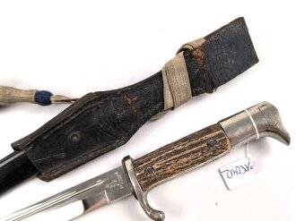 Extraseitengewehr KS98 mit Hirschhorngriffschalen. Hersteller E.Pack & Söhne Solingen. Saubere Klinge, Scheide Originallack, in Lacklederkoppelschuh mit Troddel