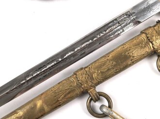 Dolch für Offiziere der Kriegsmarine. Saubere, doppelseitig geätzte Klinge von WKC. Blitzscheide ohne nennswerte Dellen mit ordentlicher Vergoldung. Original gewickeltes Portepee, zusammengehöriges Gehänge.