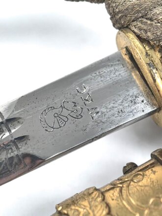 Dolch für Offiziere der Kriegsmarine. Saubere, doppelseitig geätzte Klinge von WKC. Blitzscheide ohne nennswerte Dellen mit ordentlicher Vergoldung. Original gewickeltes Portepee, zusammengehöriges Gehänge.