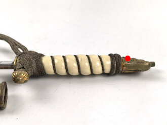 Dolch für Offiziere der Kriegsmarine. Saubere, doppelseitig geätzte Klinge von WKC. Blitzscheide ohne nennswerte Dellen mit ordentlicher Vergoldung. Original gewickeltes Portepee, zusammengehöriges Gehänge.
