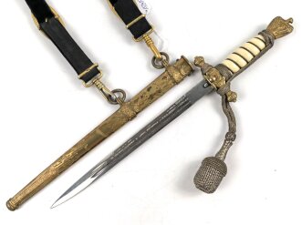 Dolch für Offiziere der Kriegsmarine. Saubere, doppelseitig geätzte Klinge von WKC. Blitzscheide ohne nennswerte Dellen mit ordentlicher Vergoldung. Original gewickeltes Portepee, zusammengehöriges Gehänge.