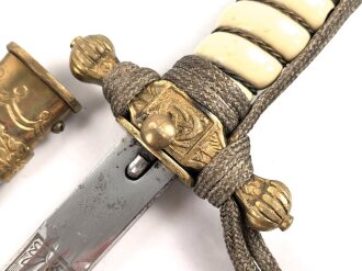 Dolch für Offiziere der Kriegsmarine. Saubere, doppelseitig geätzte Klinge von WKC. Blitzscheide ohne nennswerte Dellen mit ordentlicher Vergoldung. Original gewickeltes Portepee, zusammengehöriges Gehänge.