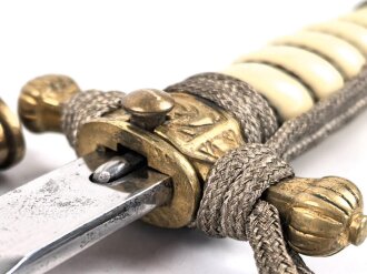 Dolch für Offiziere der Kriegsmarine. Saubere, doppelseitig geätzte Klinge von WKC. Blitzscheide ohne nennswerte Dellen mit ordentlicher Vergoldung. Original gewickeltes Portepee, zusammengehöriges Gehänge.