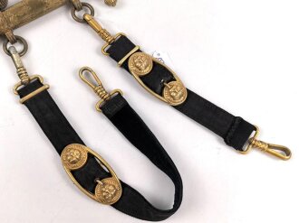 Dolch für Offiziere der Kriegsmarine. Saubere, doppelseitig geätzte Klinge von WKC. Blitzscheide ohne nennswerte Dellen mit ordentlicher Vergoldung. Original gewickeltes Portepee, zusammengehöriges Gehänge.