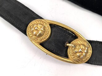Dolch für Offiziere der Kriegsmarine. Saubere, doppelseitig geätzte Klinge von WKC. Blitzscheide ohne nennswerte Dellen mit ordentlicher Vergoldung. Original gewickeltes Portepee, zusammengehöriges Gehänge.