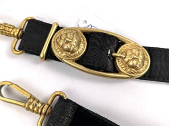 Dolch für Offiziere der Kriegsmarine. Saubere, doppelseitig geätzte Klinge von WKC. Blitzscheide ohne nennswerte Dellen mit ordentlicher Vergoldung. Original gewickeltes Portepee, zusammengehöriges Gehänge.