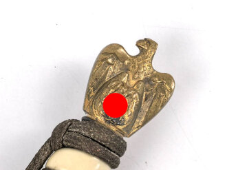 Dolch für Offiziere der Kriegsmarine. Saubere, doppelseitig geätzte Klinge von WKC. Blitzscheide ohne nennswerte Dellen mit ordentlicher Vergoldung. Original gewickeltes Portepee, zusammengehöriges Gehänge.
