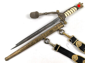 Dolch für Offiziere der Kriegsmarine. Saubere, doppelseitig geätzte Klinge von WKC. Blitzscheide ohne nennswerte Dellen mit ordentlicher Vergoldung. Original gewickeltes Portepee, zusammengehöriges Gehänge.