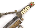 Dolch für Offiziere der Kriegsmarine. Saubere, doppelseitig geätzte Klinge von WKC. Blitzscheide ohne nennswerte Dellen mit ordentlicher Vergoldung. Original gewickeltes Portepee, zusammengehöriges Gehänge.