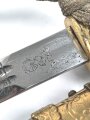 Dolch für Offiziere der Kriegsmarine. Saubere, doppelseitig geätzte Klinge von WKC. Blitzscheide ohne nennswerte Dellen mit ordentlicher Vergoldung. Original gewickeltes Portepee, zusammengehöriges Gehänge.