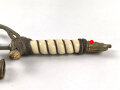 Dolch für Offiziere der Kriegsmarine. Saubere, doppelseitig geätzte Klinge von WKC. Blitzscheide ohne nennswerte Dellen mit ordentlicher Vergoldung. Original gewickeltes Portepee, zusammengehöriges Gehänge.