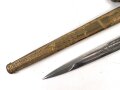 Dolch für Offiziere der Kriegsmarine. Saubere, doppelseitig geätzte Klinge von WKC. Blitzscheide ohne nennswerte Dellen mit ordentlicher Vergoldung. Original gewickeltes Portepee, zusammengehöriges Gehänge.