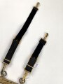Dolch für Offiziere der Kriegsmarine. Saubere, doppelseitig geätzte Klinge von WKC. Blitzscheide ohne nennswerte Dellen mit ordentlicher Vergoldung. Original gewickeltes Portepee, zusammengehöriges Gehänge.
