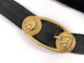 Dolch für Offiziere der Kriegsmarine. Saubere, doppelseitig geätzte Klinge von WKC. Blitzscheide ohne nennswerte Dellen mit ordentlicher Vergoldung. Original gewickeltes Portepee, zusammengehöriges Gehänge.