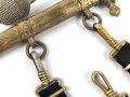 Dolch für Offiziere der Kriegsmarine. Saubere, doppelseitig geätzte Klinge von WKC. Blitzscheide ohne nennswerte Dellen mit ordentlicher Vergoldung. Original gewickeltes Portepee, zusammengehöriges Gehänge.