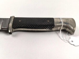 Fahrtenmesser für Angehörige der Hitlerjugend. Ungereinigtes Stück, Griffemblem wackelt leicht, Parierstange abgebrochen, Scheide fehlt