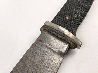 Fahrtenmesser für Angehörige der Hitlerjugend. Ungereinigtes Stück, Griffemblem wackelt leicht, Parierstange abgebrochen, Scheide fehlt