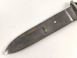 Fahrtenmesser für Angehörige der Hitlerjugend. Ungereinigtes Stück, Griffemblem wackelt leicht, Parierstange abgebrochen, Scheide fehlt