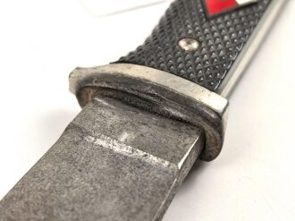 Fahrtenmesser für Angehörige der Hitlerjugend. Ungereinigtes Stück, Griffemblem wackelt leicht, Parierstange abgebrochen, Scheide fehlt