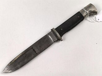 Fahrtenmesser für Angehörige der Hitlerjugend. Ungereinigtes Stück, Griffemblem wackelt leicht, Parierstange abgebrochen, Scheide fehlt