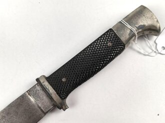 Fahrtenmesser für Angehörige der Hitlerjugend. Ungereinigtes Stück, Griffemblem wackelt leicht, Parierstange abgebrochen, Scheide fehlt