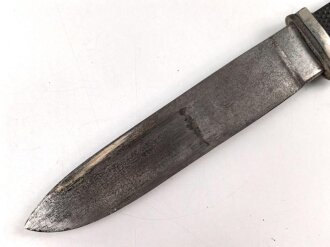 Fahrtenmesser für Angehörige der Hitlerjugend. Ungereinigtes Stück, Griffemblem wackelt leicht, Parierstange abgebrochen, Scheide fehlt