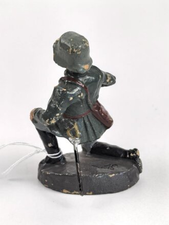 Masse Figur, einen knienden Offizier mit Fernglas Darstellend. Gesamthöhe 6cm