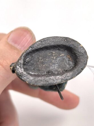 Masse Figur, einen knienden Offizier mit Fernglas Darstellend. Gesamthöhe 6cm