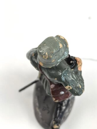 Masse Figur, einen knienden Offizier mit Fernglas Darstellend. Gesamthöhe 6cm