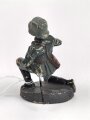 Masse Figur, einen knienden Offizier mit Fernglas Darstellend. Gesamthöhe 6cm