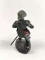 Masse Figur, einen knienden Offizier mit Fernglas Darstellend. Gesamthöhe 6cm