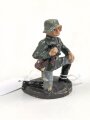 Masse Figur, einen knienden Offizier mit Fernglas Darstellend. Gesamthöhe 6cm
