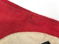 Armbinde für ein Braunhemd, Gewebtes Hakenkreuz, getragenes Stück