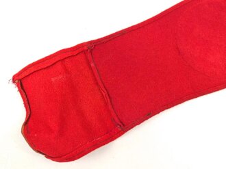 Armbinde für Angehörige von Parteiverbänden. Frühes, dreiteiliges Stück aus Filz, getragen, zeitgenössisch erweitert