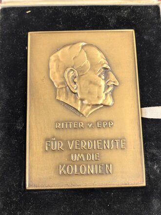 Plakette "Für Verdienste um die Kolonien" Ritter von Epp in bronze. Plakette in sehr gutem Zustand, in leicht bestossenem Etui. Maße des Etuis 14 x 18cm