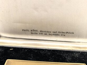 Plakette "Für Verdienste um die Kolonien" Ritter von Epp in bronze. Plakette in sehr gutem Zustand, in leicht bestossenem Etui. Maße des Etuis 14 x 18cm