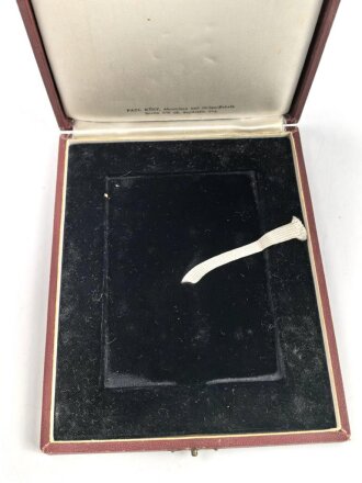 Plakette "Für Verdienste um die Kolonien" Ritter von Epp in bronze. Plakette in sehr gutem Zustand, in leicht bestossenem Etui. Maße des Etuis 14 x 18cm